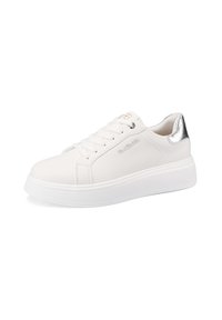 Sneaker bianco con tomaia in pelle liscia, punta rotonda, suola bianca e dettaglio in metallo argento sul tallone. Presenta chiusura con lacci e logo stampato.