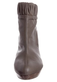 Stivale alla caviglia in pelle grigia con risvolto arricciato, punta rotonda e tacco in legno; presenta una texture liscia e un design minimalista.