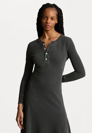 Langemouwen jurk in donkergrijs ribgebreid stof, met een henley-halslijn met knopen, slim fit en een iets uitlopende zoom.