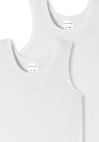 To hvide bomulds tank tops med rund halsudskæring, der har kantbånd omkring ærmegab og hals. Etiketter synlige ved halsudskæringen.