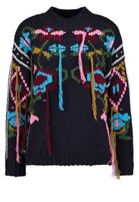 Tmavě modrý pletený svetr s barevnými květinovými motivy v růžové, modré, zelené a bordó barvě, s ozdobnými třásněmi podél rukávů.