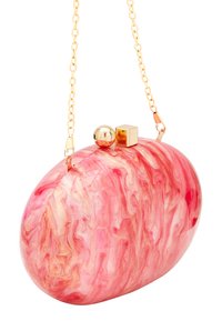 Clutch in acrilico marmorizzato rosa con tracolla in oro. Presenta una forma rotonda, un chiusura sferica e un accento quadrato vicino alla chiusura.