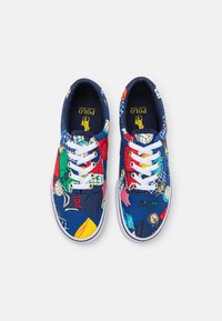 Par av marinblå Polo Ralph Lauren-sneakers med vita snören, med färgglada sportteman och logotyper på textilöverdelen.