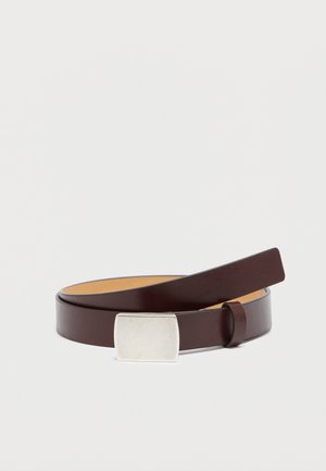 Curea maro din piele cu o cataramă pătrată argintie, textură netedă și o captuseală interioară mai deschisă la culoare, contrastantă. Design simplu, clasic.