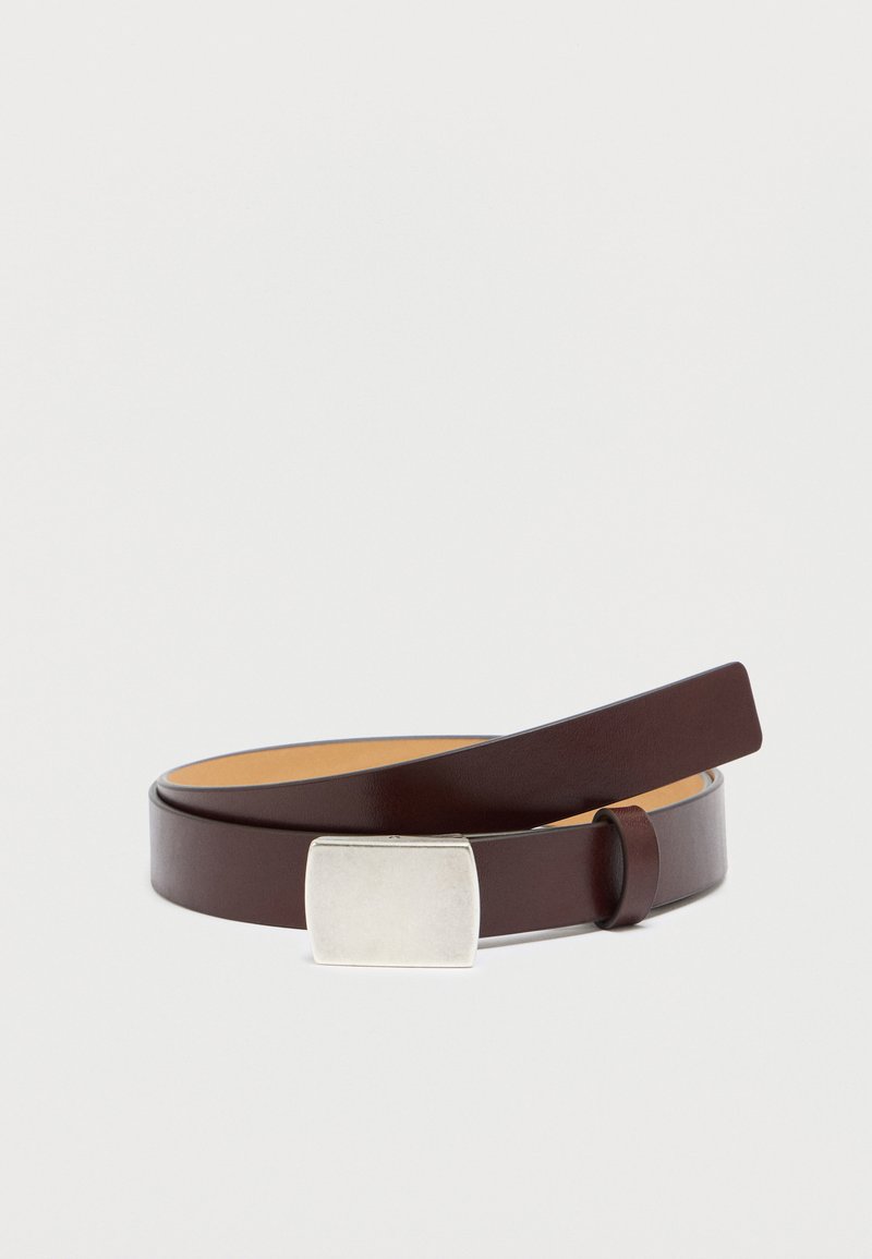 Καφέ δερμάτινη ζώνη με ορθογώνιο α σημί αγκράφα, λεία υφή και αντίθετη ελαφρύτερη εσωτερική επένδυση. Απλός, κλασικός σχεδιασμός.