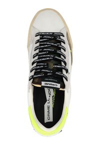 Sneaker bianco con accenti in suede grigio, lacci in camouflage nero, dettaglio giallo neon sulla suola e fodera interna a fantasia.