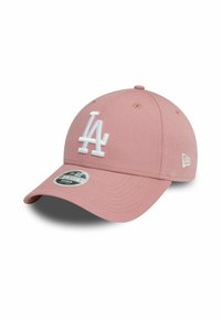 Gorra rosa hecha de una mezcla de algodón, con un logo bordado en blanco de "LA" en la parte frontal y una visera curvada con una cinta absorbente plana.