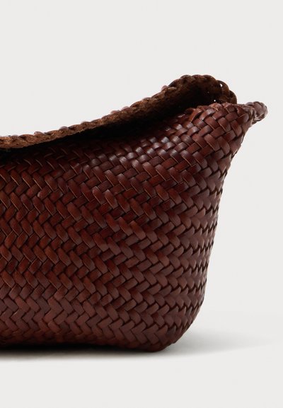 Καφέ δερμάτινη θήκη με πυκνό υφαντό μοτίβο καλαθοπλέκτη και ανοιχτό πάνω μέρος σε απλό φόντο.