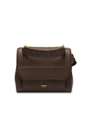 Borsa a mano in pelle marrone testurizzata con tracolla a catena dorata, manico superiore in tessuto con la scritta "LANCEL" e piccola targhetta dorata con logo "Lancel Paris" sul davanti.
