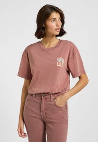 Staubrosa, übergroße Baumwoll-T-Shirt mit Rundhalsausschnitt, kurzen Ärmeln und einem Kaktus-Graphic mit dem Text "LEE" auf der linken Brust.