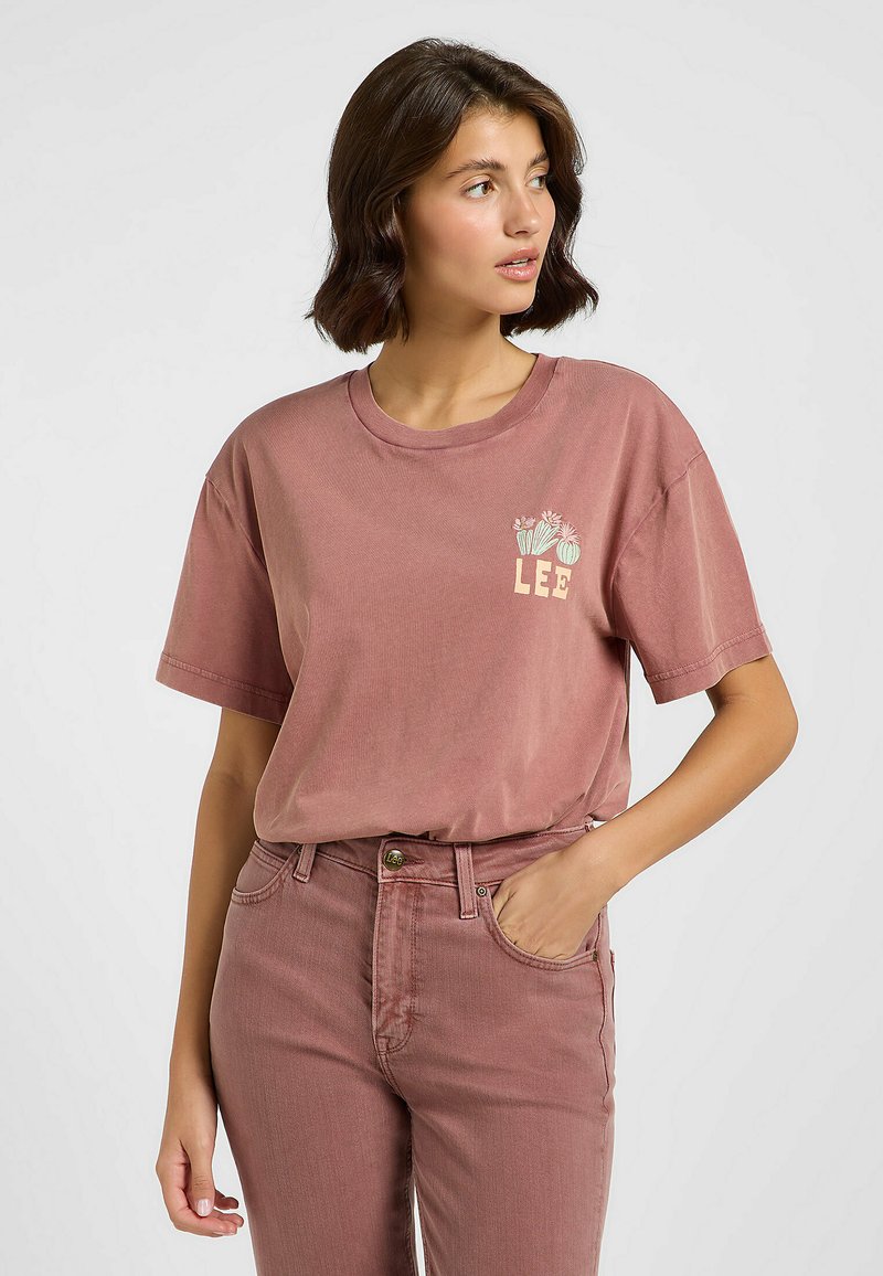Staubrosa, übergroße Baumwoll-T-Shirt mit Rundhalsausschnitt, kurzen Ärmeln und einem Kaktus-Graphic mit dem Text "LEE" auf der linken Brust.