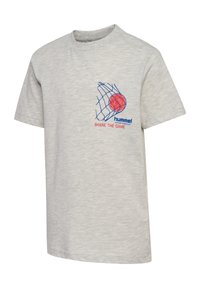Grijs katoenen T-shirt met korte mouwen, voorzien van blauw mesh en een rode balafbeelding, en de tekst "DELEN IN HET SPEL" in blauw en rood.