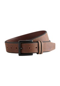 Ceinture en daim marron avec une boucle en métal noir. Elle comporte des trous pour le réglage et un bord lisse. Surface texturée avec un aspect légèrement usé.