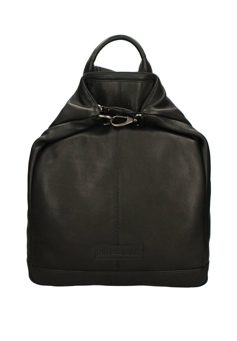 Zwarte leren rugzak met een gestructureerd ontwerp, voorzien van een handvat aan de bovenkant, ritssluiting en een opvallend merkembleem aan de voorkant.