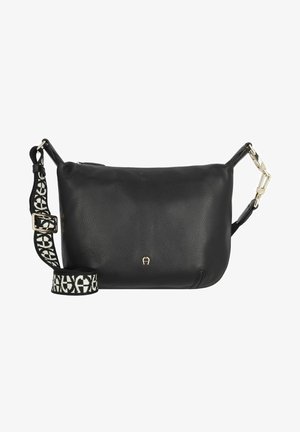 Bolso bandolera de cuero negro con superficie texturizada, cierre dorado y correa ajustable en blanco y negro con diseño geométrico.