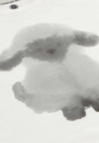 Weißes T-Shirt mit einer grauen Aquarellillustration eines Kaninchens. Das Design hat weiche Konturen, verschiedene Grautöne und ein minimalistisches Erscheinungsbild.