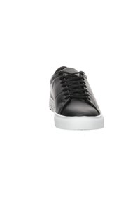 Sneakers en cuir noir avec semelles en caoutchouc blanches, dotées d'un bout rond, d'un système de laçage et d'un style minimaliste. Aucun motif ni accent visible.