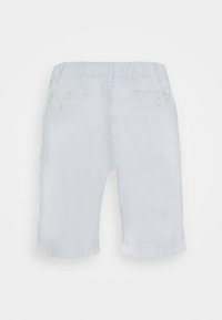 Světle modré šortky po kolena s elastickým pasem a dvěma zadními kapsami na knoflíky, zobrazené zezadu na bílém pozadí.