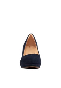 Námořnické velurové lodičky s kulatou špičkou, hladkým povrchem a jemnou platformou. Interiér má světlou podšívku.