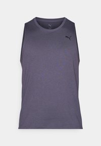 Haut de sport sans manches violet en tissu lisse et léger. Il présente un col rond et un petit logo noir sur la poitrine gauche.