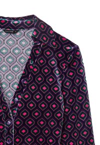 Samtschirt mit einem geometrischen Diamantmuster in Lila, Grün und Pink, mit Kragen und Knopfverschluss vorne.
