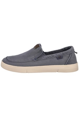 Zapato casual para hombre sin cordones con parte superior de tela gris y suela de goma blanca, con una pequeña etiqueta lateral y lengüeta para tirar en el talón.