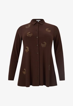 Bruine blouse met lange mouwen en een kraag, voorzien van decoratieve gouden studs in spiraalpatronen en een knoopsluiting aan de voorkant. Gladde stofstructuur.