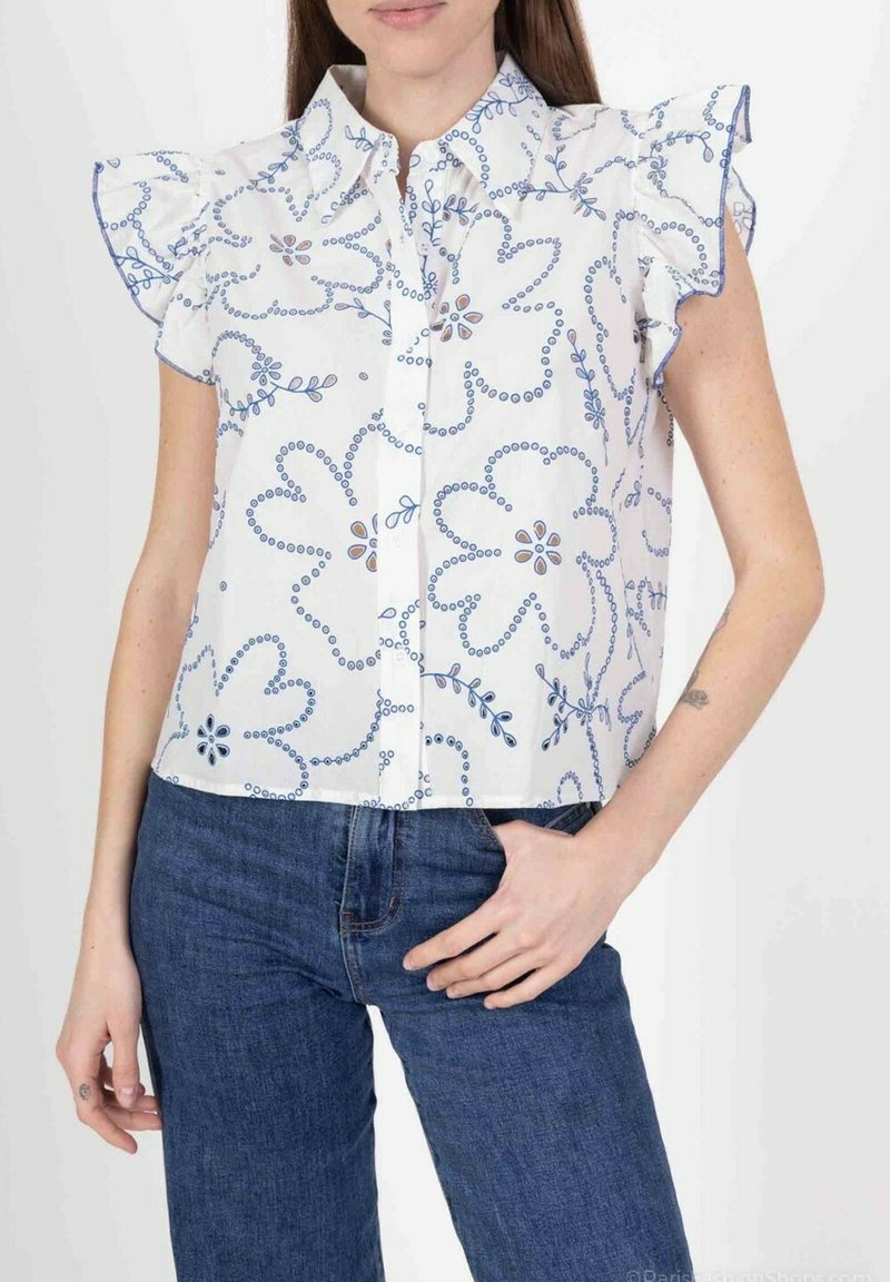 Chemise blanche à manches courtes avec imprimé floral bleu et détails froncés aux épaules. Dotée de boutons sur le devant et d'un col rabattu.