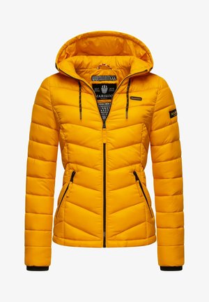 Keltainen eristetty takki hupulla, jossa on vetoketjukiinnitys, V-muotoon tikattu kuvio ja mustat yksityiskohdat taskuissa ja hihoissa.