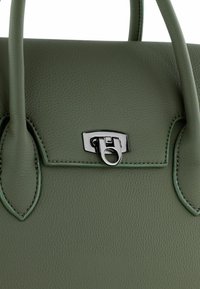 Bolso de mano verde de cuero con una superficie texturizada, dos asas redondeadas y un cierre metálico con un acento circular.