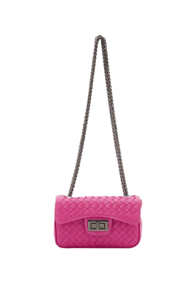 Pink vævet læderhåndbag med sølv kædetræk, rektangulær form, klaplukning og sølvhardware-detaljer på forsiden.