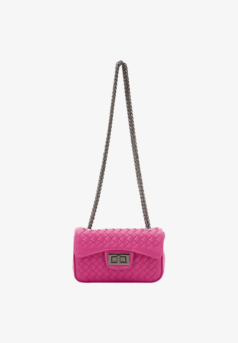 Pink vævet læderhåndbag med sølv kædetræk, rektangulær form, klaplukning og sølvhardware-detaljer på forsiden.