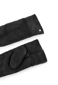 Schwarze Wildlederhandschuhe mit weicher Textur, die über gestickte Details und einen kleinen metallischen Druckknopf verfügen. Das Design beinhaltet einen verstärkten Daumenbereich.