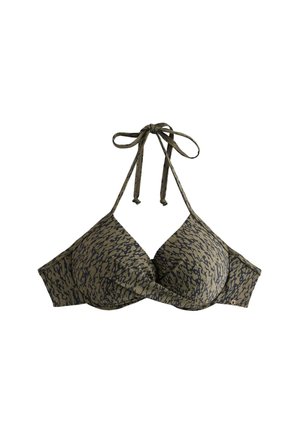 Gros plan d'une personne portant un haut de bikini à motifs vert foncé et noir avec un design torsadé à l'avant.