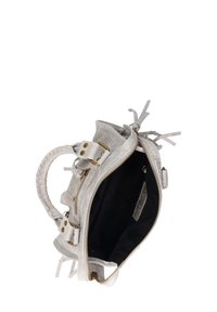 Borsa a mano grigia in feltro con manico intrecciato, chiusura a zip e nappine esterne. Interno in tessuto nero con una piccola tasca e dettagli in hardware dorato.