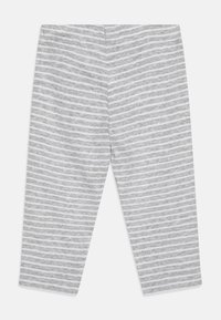 Grå stripete leggings laget av myk og stretchy stoff. Har vekselsvis tynne hvite og grå striper med elastisk midje.