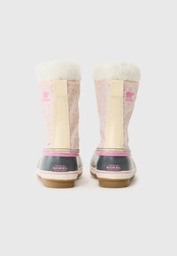 Rosa gemusterte wasserfeste Stiefel mit weißem Fellrand, beige Gummiobermaterial, grauem Zwischensohle und pinken Akzenten. Auffälliges Logo an der Ferse.