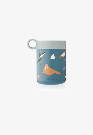 Tazza isolata blu con coperchio azzurro chiaro e manico. Presenta illustrazioni di animali marini, tra cui un tricheco, foche e pinguini.