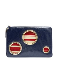 Granatowa skórzana kopertówka z trzema okrągłymi wycięciami, które odsłaniają paskowany materiał w kolorze czerwonym i kremowym. Złote akcenty wokół okręgów. Zamek błyskawiczny.