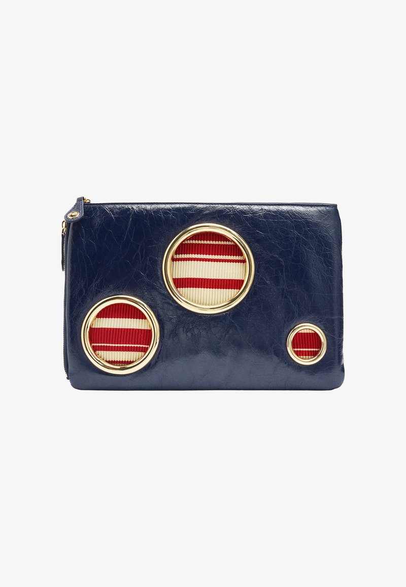 Granatowa skórzana kopertówka z trzema okrągłymi wycięciami, które odsłaniają paskowany materiał w kolorze czerwonym i kremowym. Złote akcenty wokół okręgów. Zamek błyskawiczny.