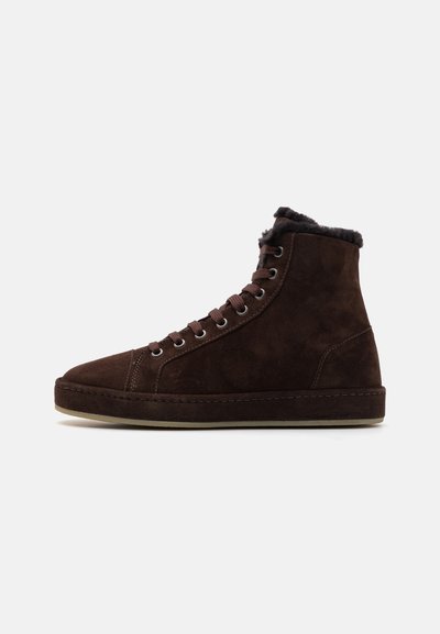 Braune Wildleder-Hochtop-Sneaker mit Schnürung, runder Spitze, weicher Fütterung am Kragen und Gummisohle.