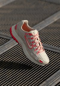 Nike Sportswear P 6000 - Baskets basses - bright crimson/soft pearl/light orewood brown/black/metallic silver