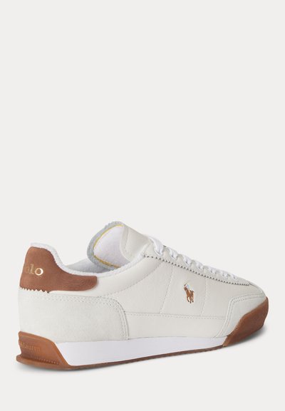 Fehér alacsony szárú sportcipő barna velúr sarok- és talp díszítéssel, elöl fűzős, és oldalon hímzett Polo Ralph Lauren logóval.