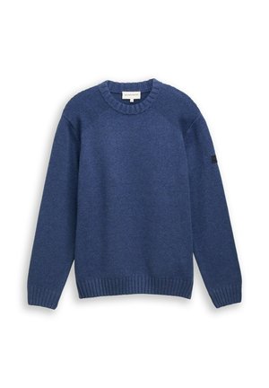 Maglione blu lavorato a maglia con scollo rotondo, polsini e orlo a coste. Presenta dettagli testurizzati sulle spalle e una piccola etichetta del marchio sulla manica.