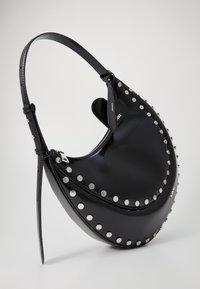 Sac épaule en cuir verni noir en forme de croissant, avec des clous argentés le long du bord, fermeture éclair et bandoulière réglable.