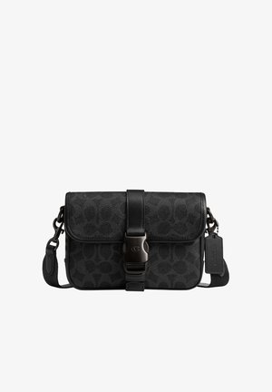 Borsa a tracolla in pelle nera con motivo sottile, cinturino frontale con fibbia, tracolla regolabile e una piccola targhetta con marchio appesa sul lato.