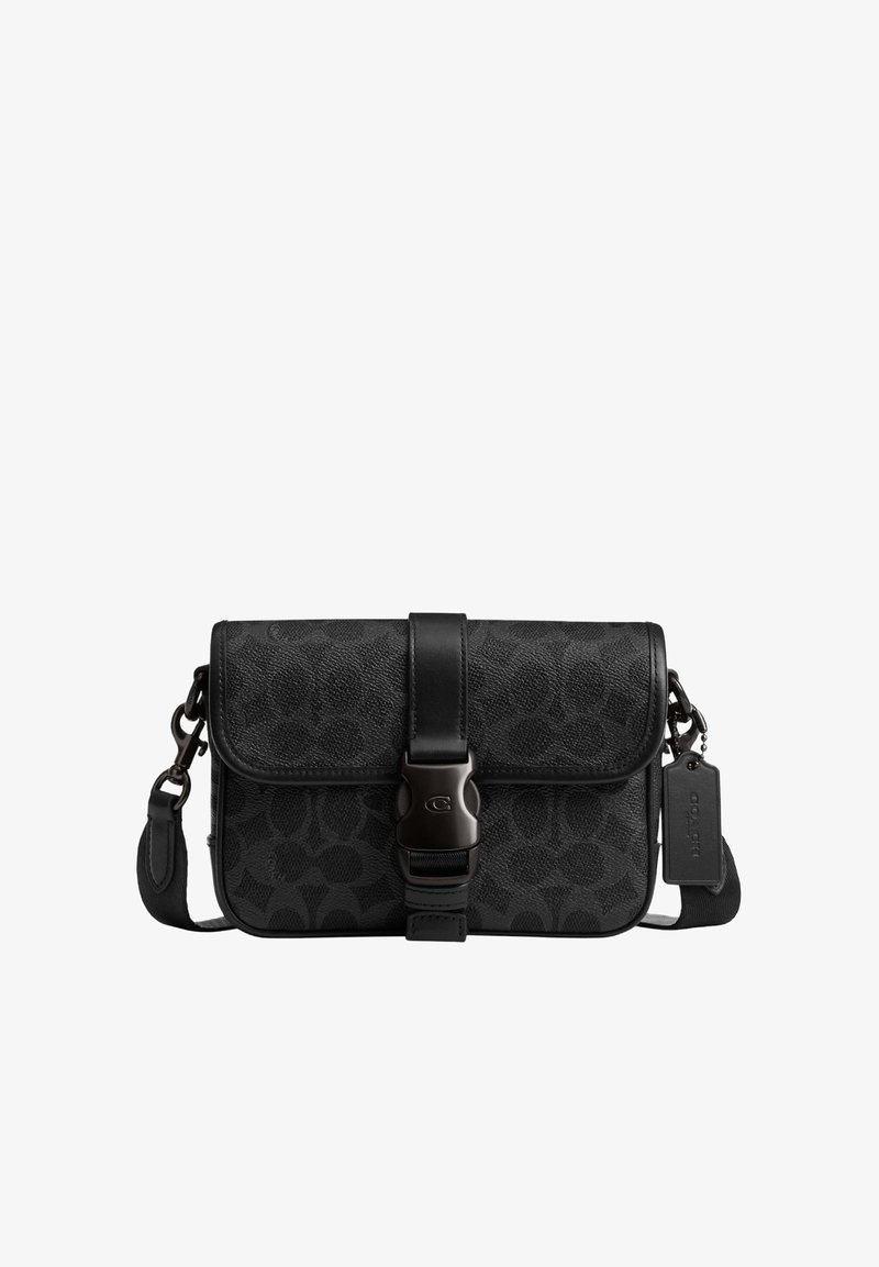 Mustast nahast risti keha kandmiseks mõeldud käekott peene mustriga, esiküljel pandlaga rihm, reguleeritav õlarihm ja küljes rippuv väike brändiga silt.