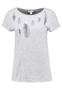 Camiseta de algodón gris con cuello redondo, que presenta un diseño impreso de plumas coloridas en tonos de azul, rosa y blanco. Mangas cortas.