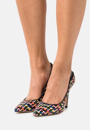 Escarpins tissés à talons hauts avec un bout pointu, arborant un motif multicolore de rose, jaune et bleu sur un fond noir.