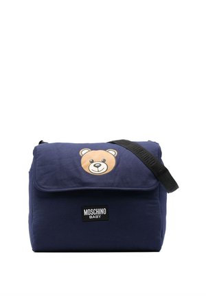 Borsa a tracolla in tessuto blu navy con patta, caratterizzata da un design con faccia d'orso. Include una tracolla regolabile e un'etichetta "MOSCHINO BABY".
